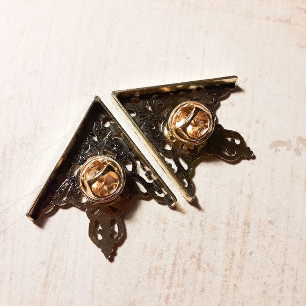 Bright Gold Filigree Triangle Lapel Collar Pin - Picture 5 of 5